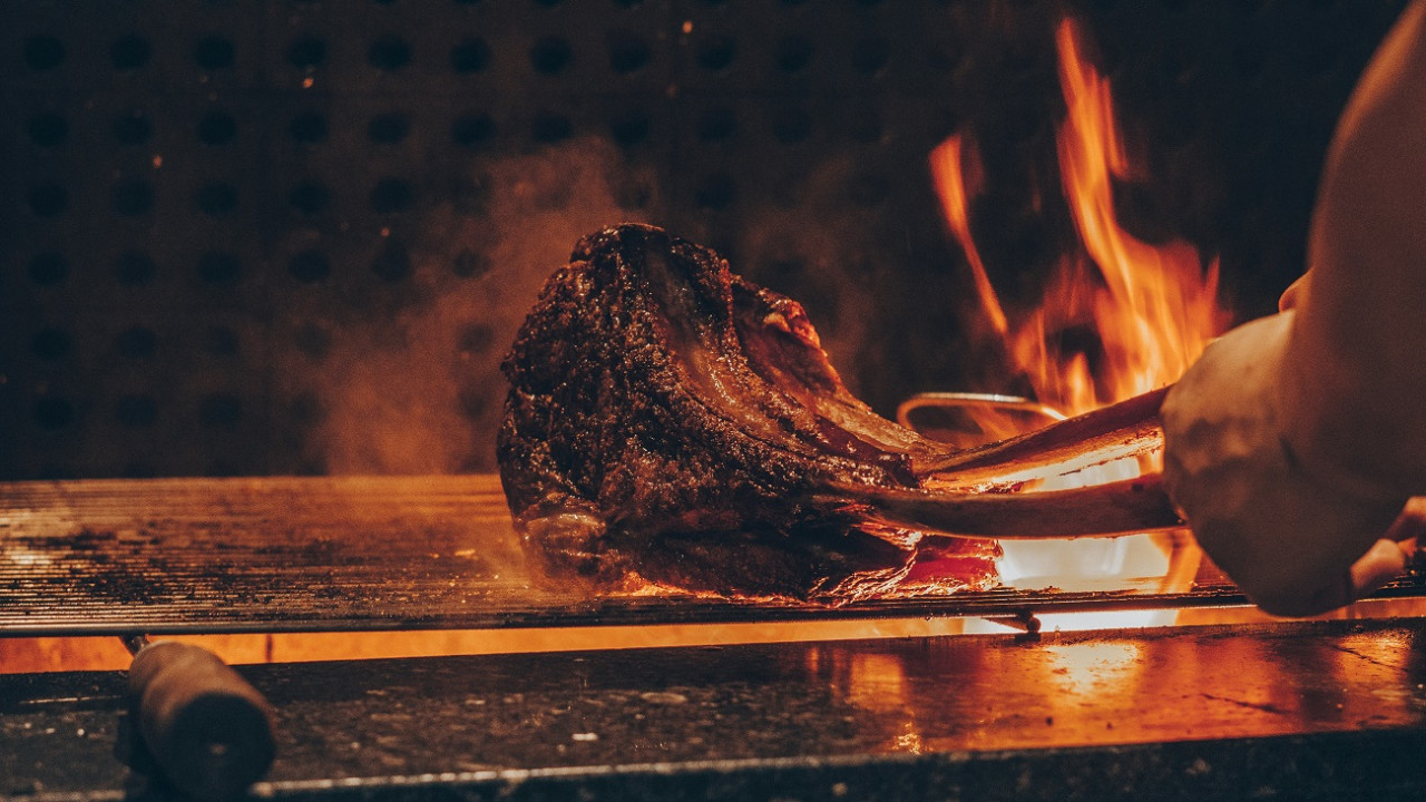 Asado; carne; costillar. Foto: Unsplash.