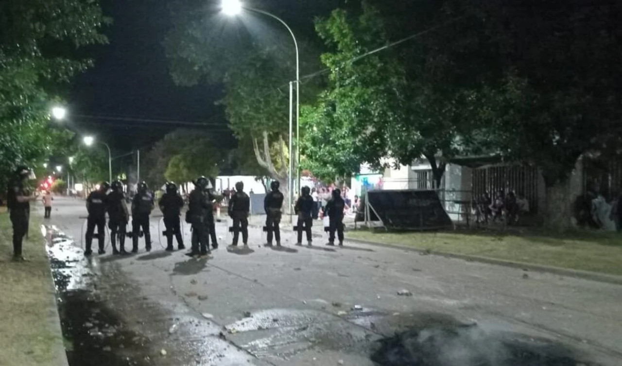 La policía había bloqueado la calle para impedir el pase de los vecinos hacia la Comisaría local. Foto: NA/Redes