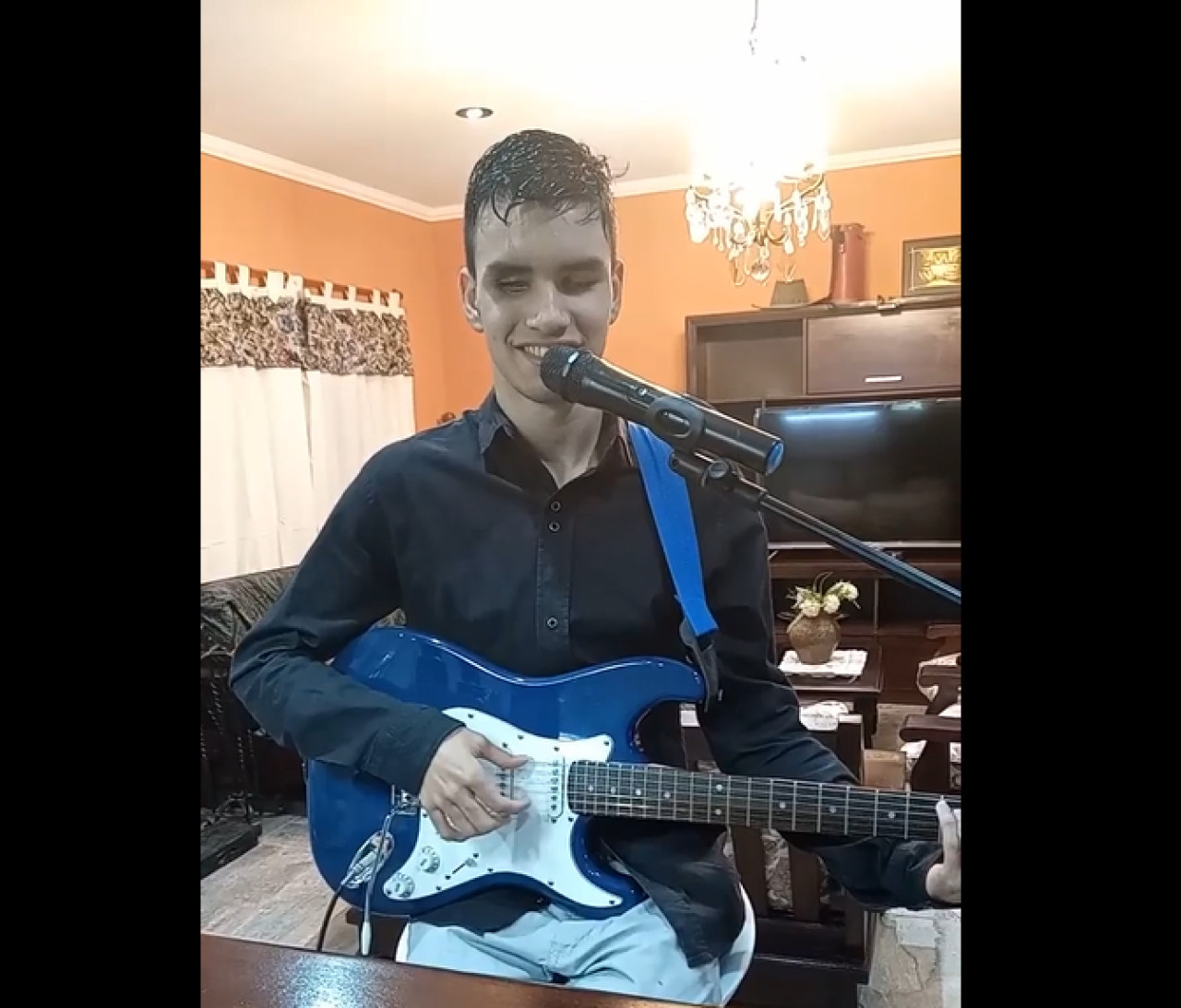 Lucio Ponce, un joven no vidente de Merlo que se destaca tocando la guitarra.