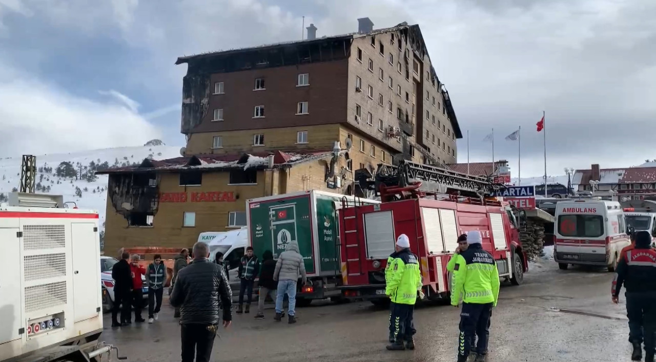 El hotel en Turquía que se incendió y hay decenas de muertos. Foto: Captura de video.