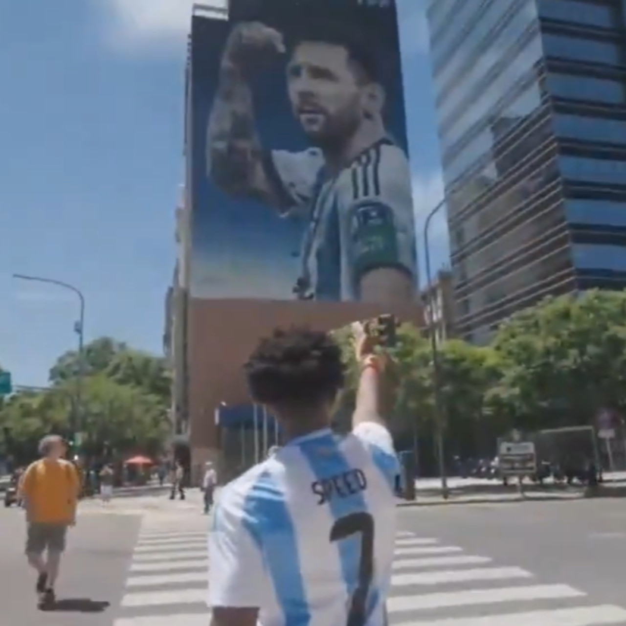 Visita de Speed a la Argentina y encuentro con el mural de Messi.