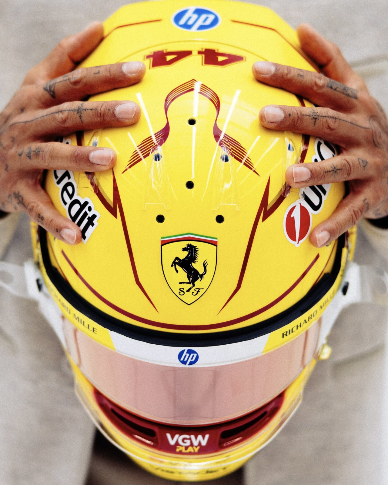 El casco de Lewis Hamilton en Ferrari. Foto: x ScuderiaFerrari.