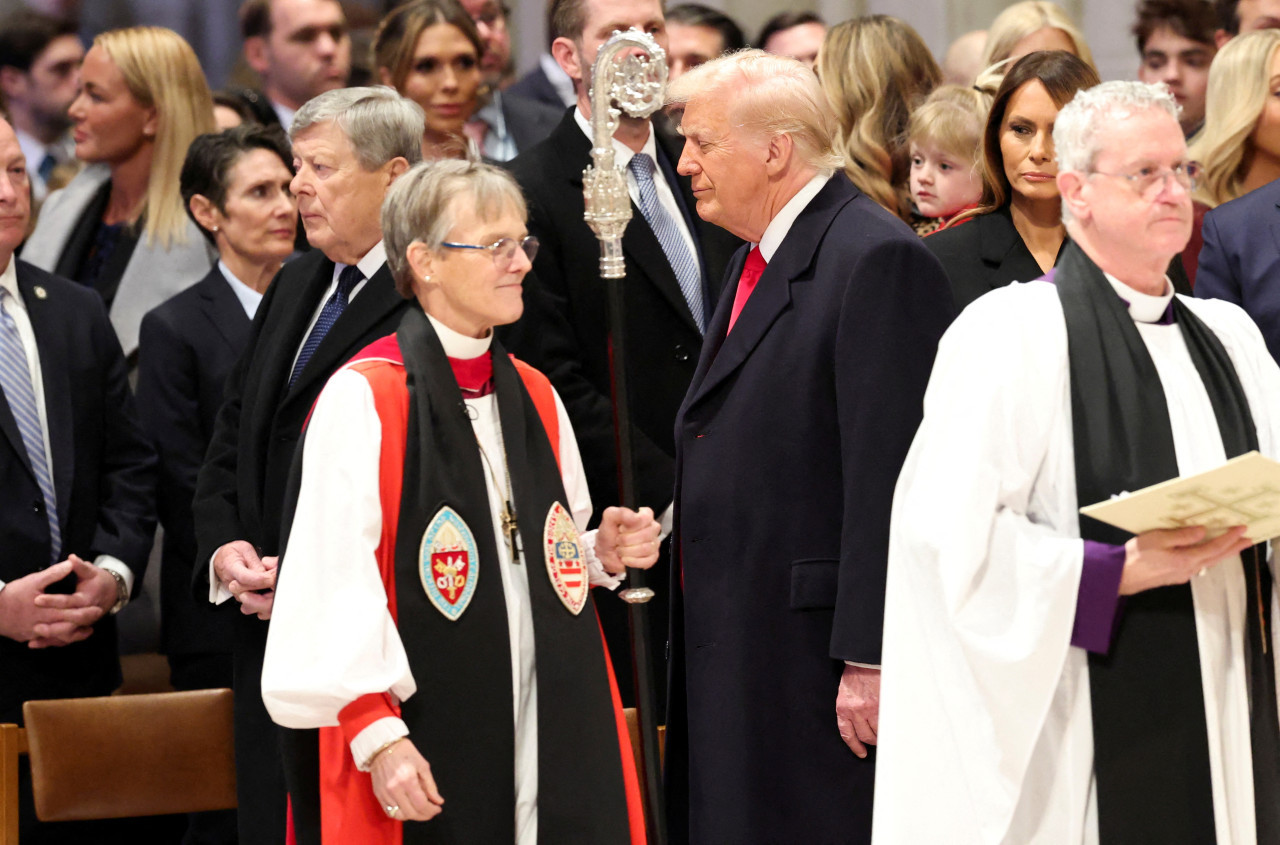 Mariann Edgar Budde, obispa episcopaliana, junto a Donald Trump. Foto: REUTERS - Kevin Lamarque