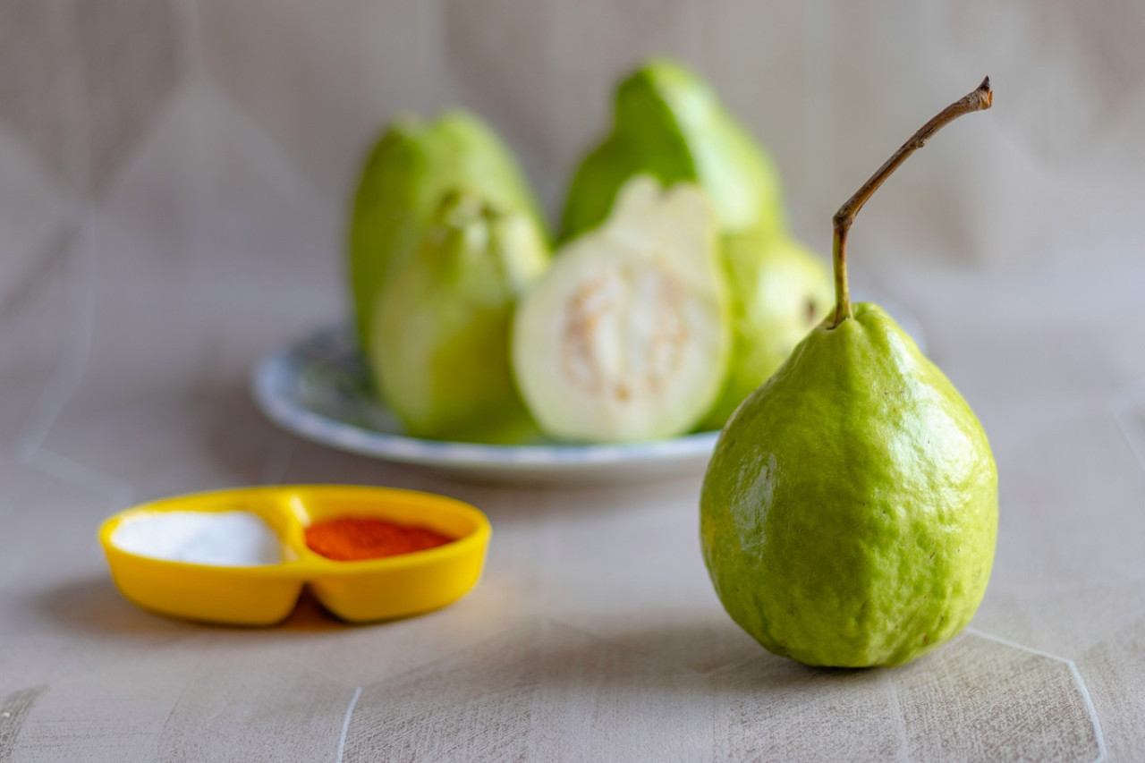 La guayaba es una planta tropical cargada de nutrientes esenciales. Foto: Unsplash.