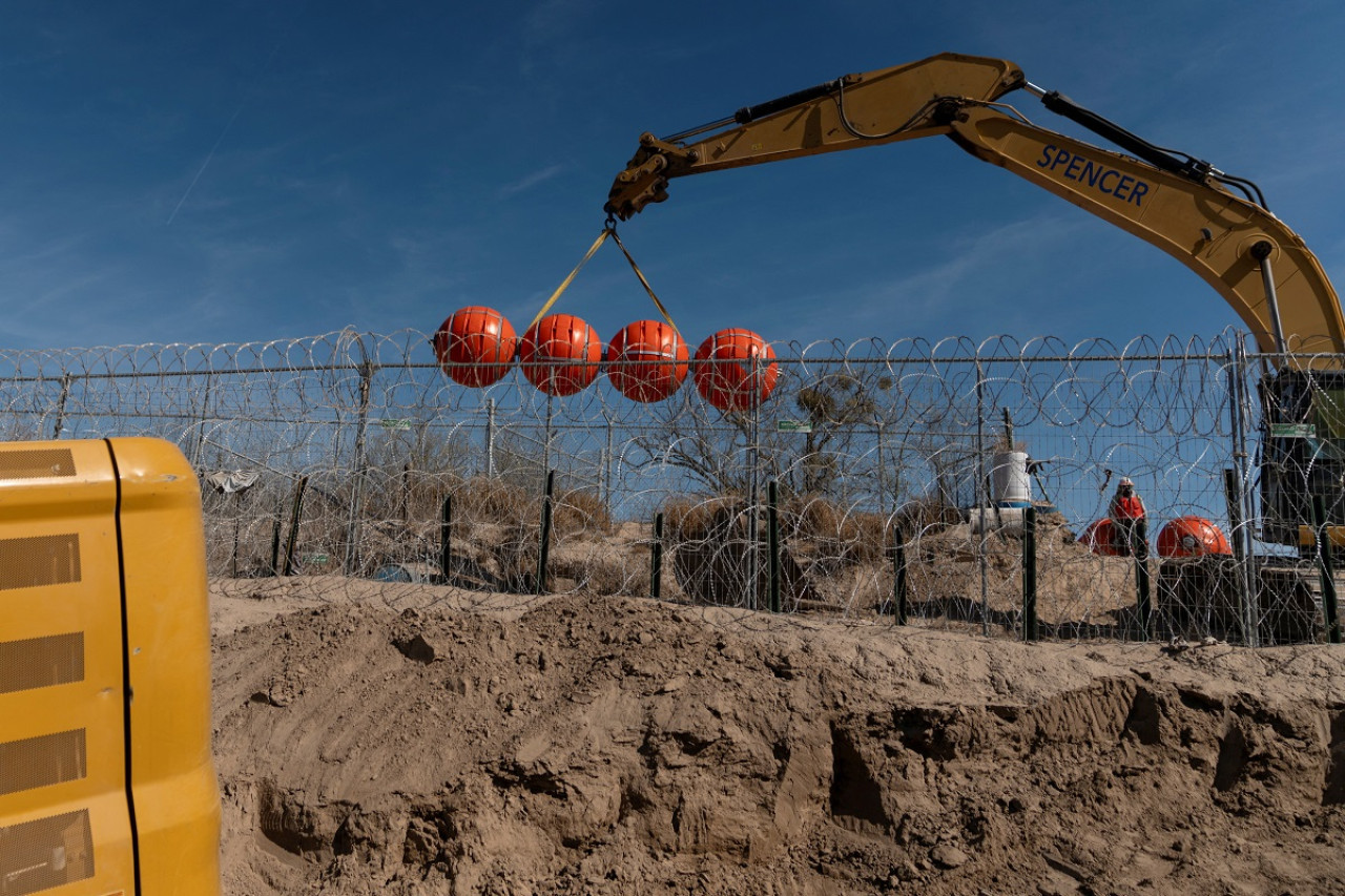 Máquinas excavadoras instalando boyas en la frontera con México. Foto: Reuters (Cheney Orr)