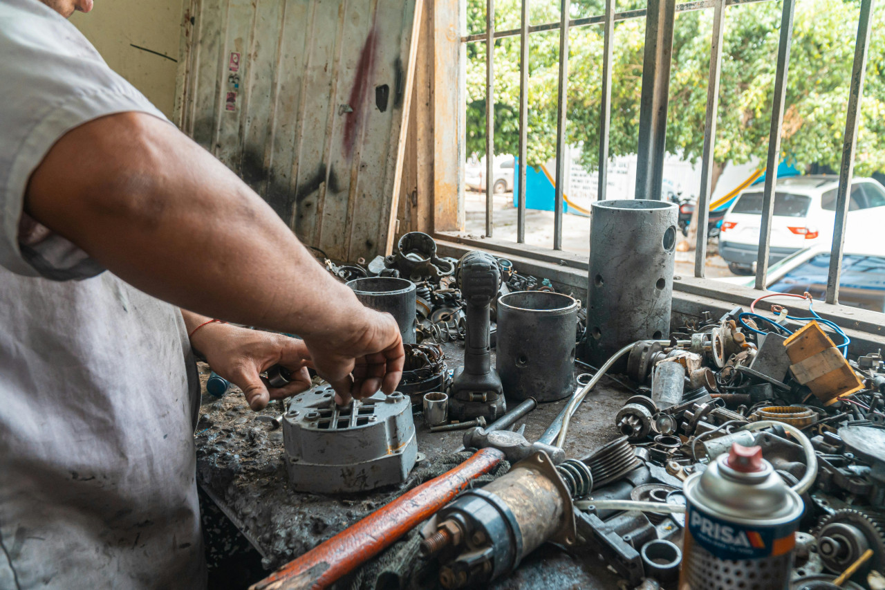 Mecánico, autopartes. Foto: Pexels.