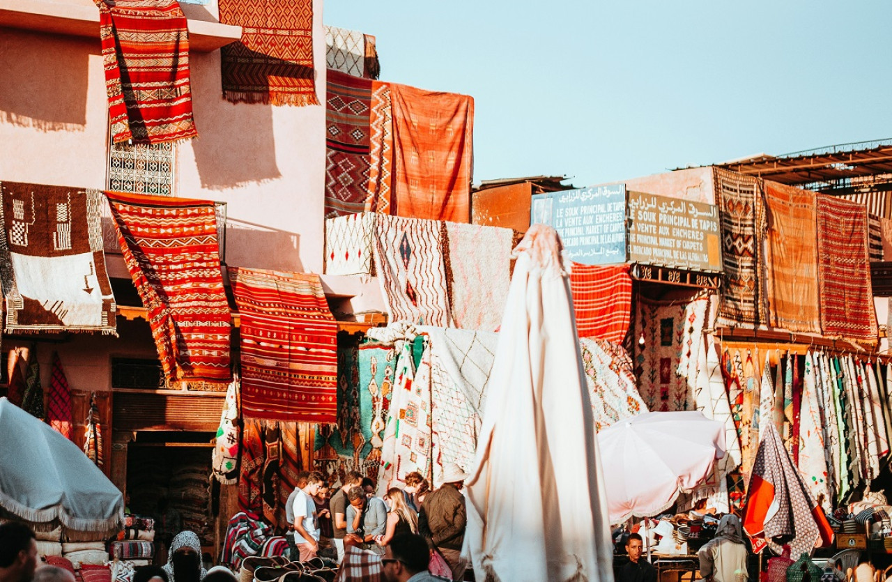 Las telas que se usan en Marruecos para sobrevivir a las altas temperaturas. Foto: Unsplash.