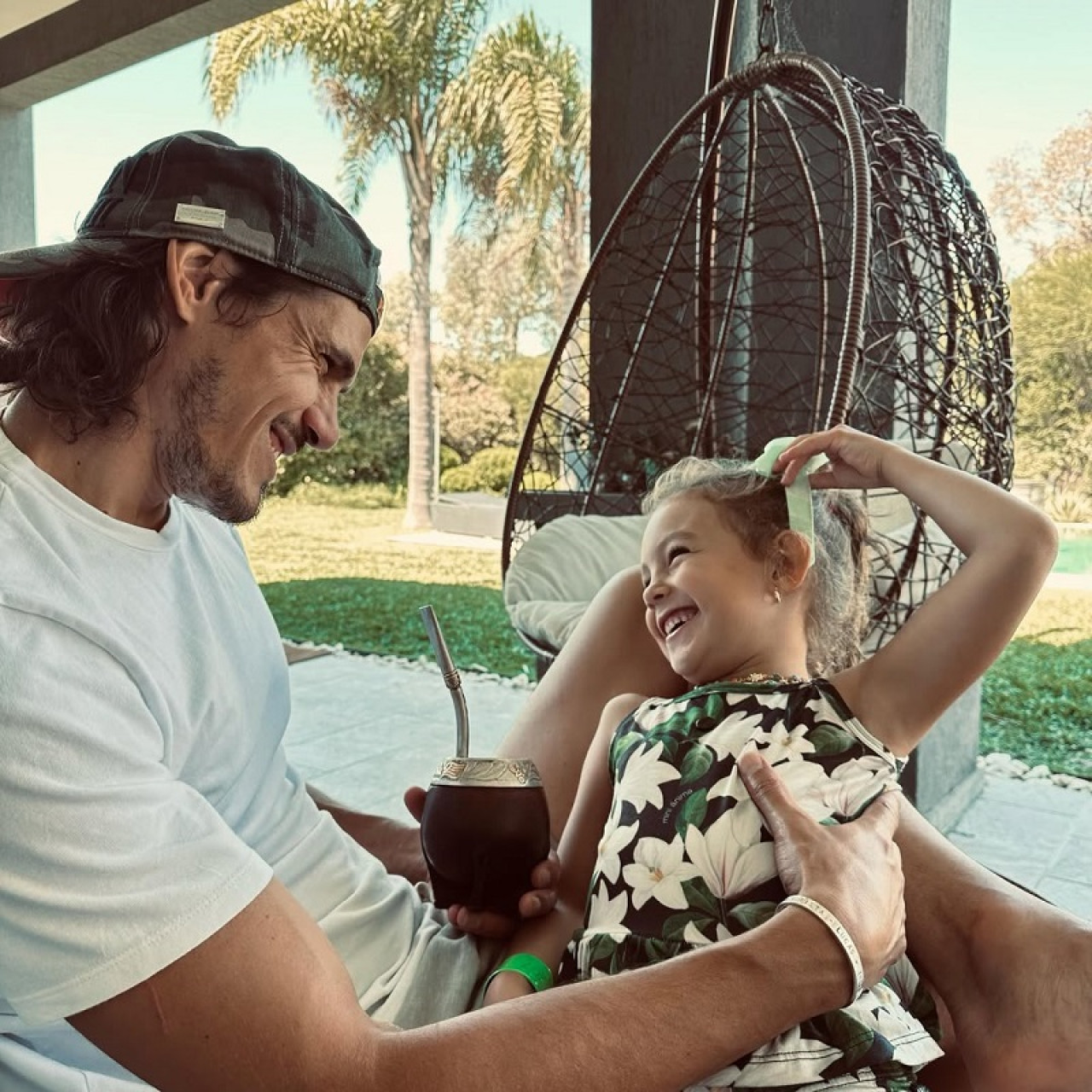 Edinson Cavani junto a su hija. Foto: Instagram @cavaniofficial21.