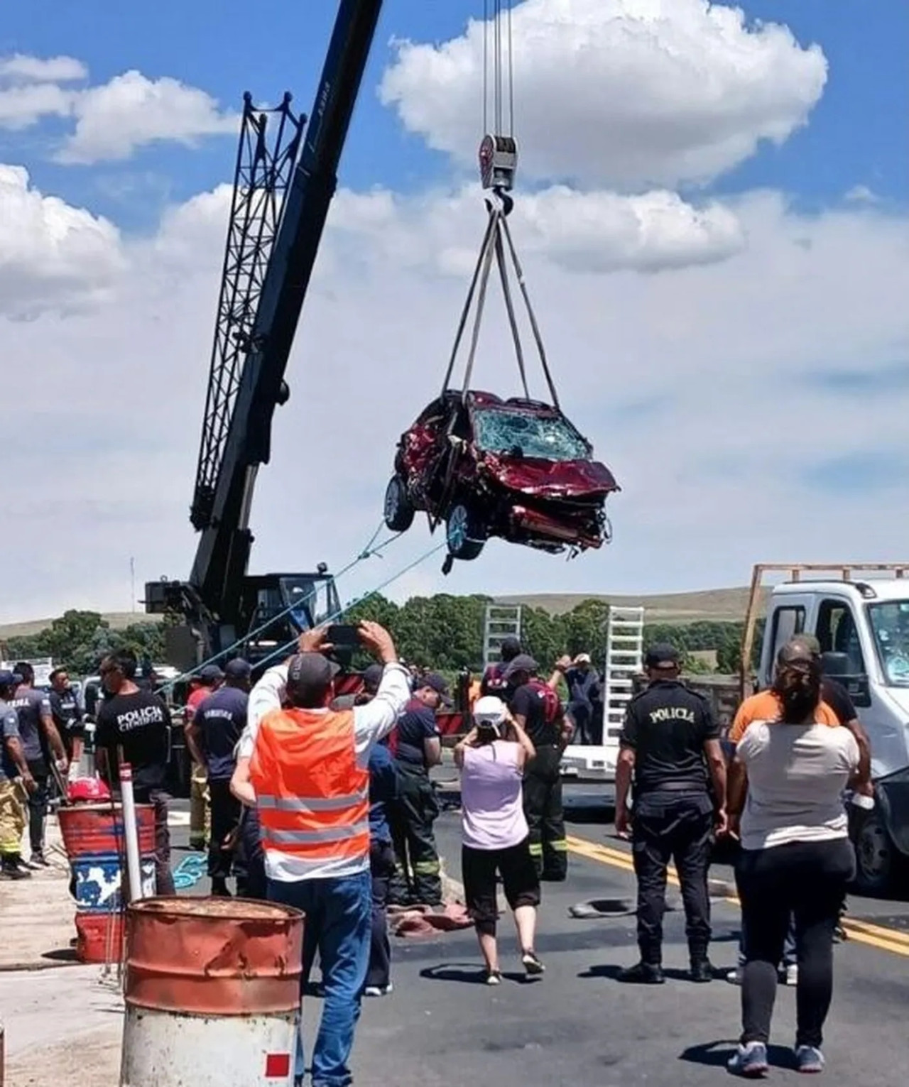 Auto rescatado del agua en Bahia Blanca. Fuente: Gentileza 0221