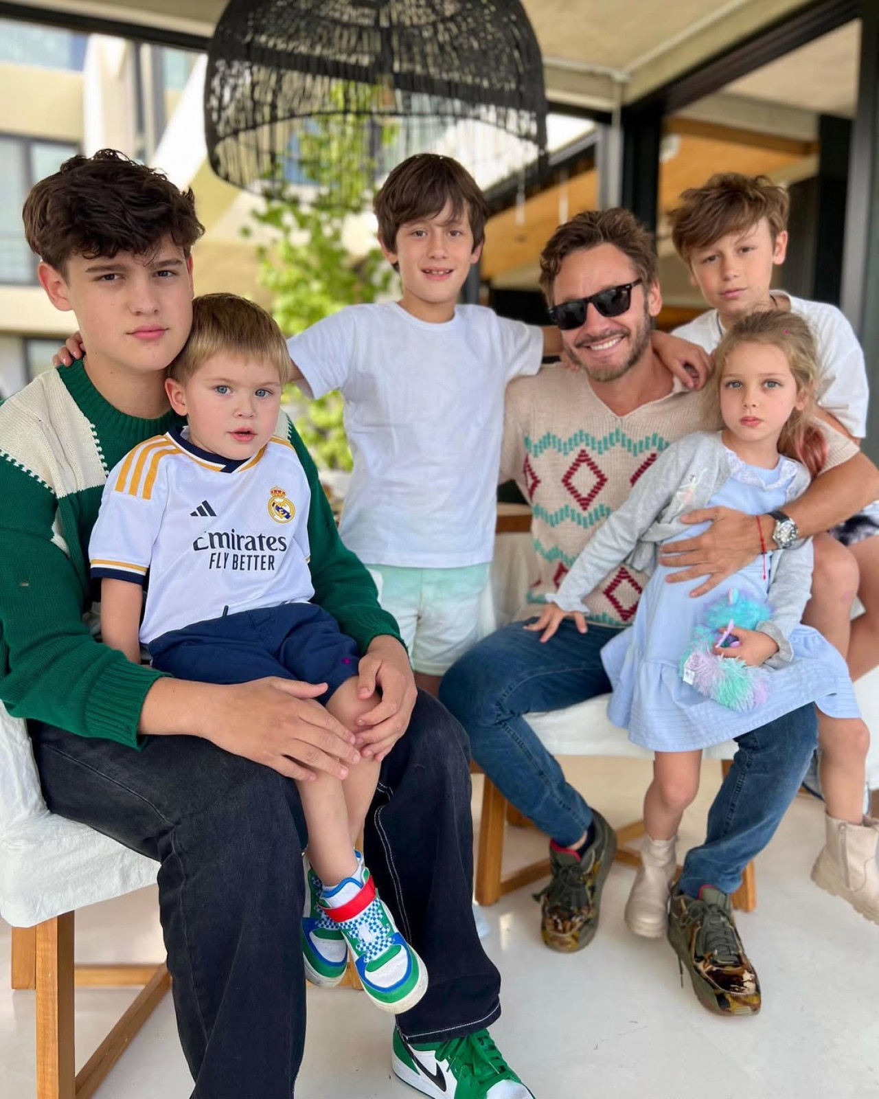 Benjamín Vicuña junto a sus hijos. Foto Instagram @benjaminvicuna.ok