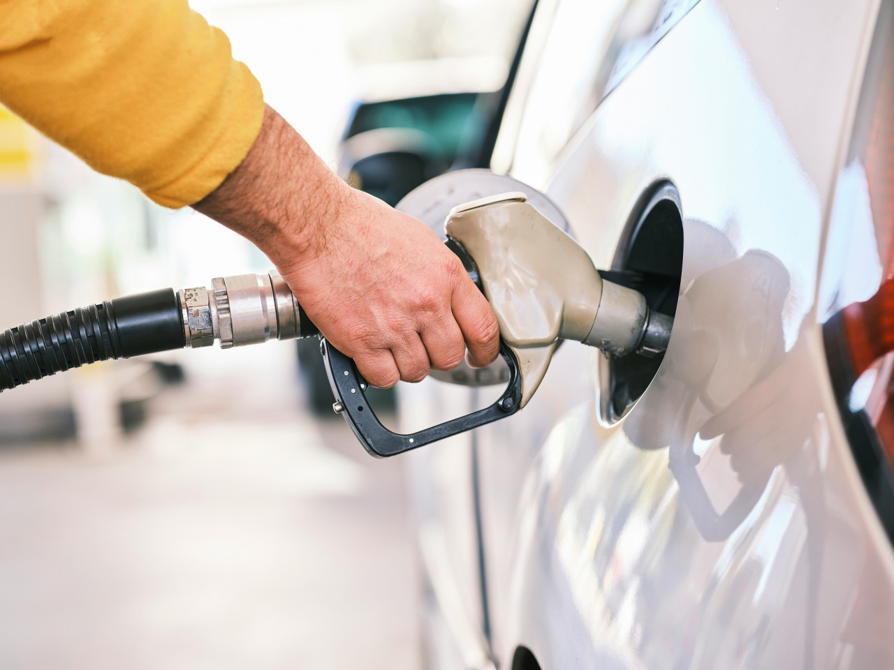 Cargar combustible, nafta, estación de servicio. Foto Unplash