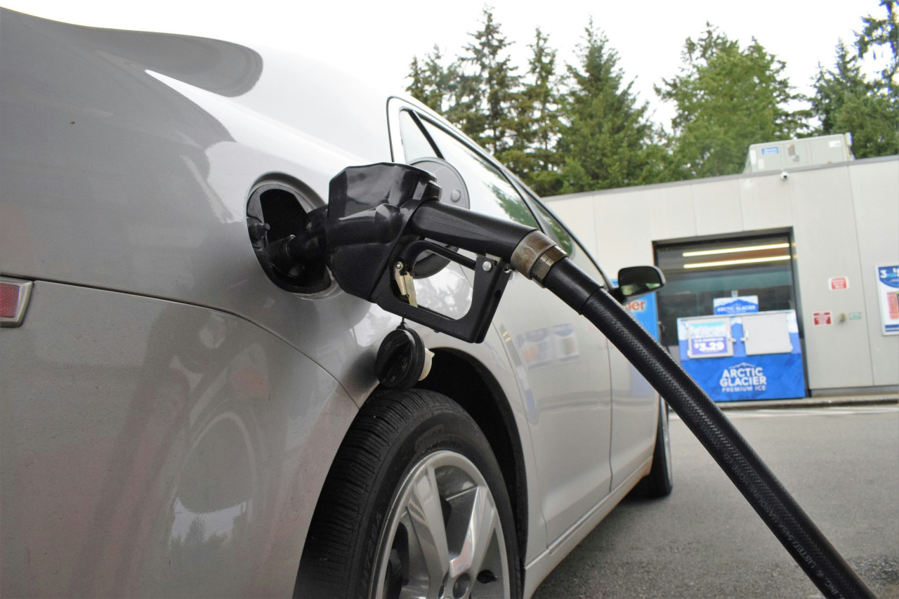 Cargar combustible, nafta, estación de servicio. Foto Unplash