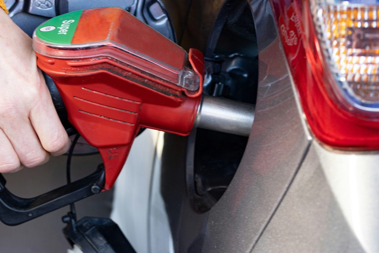 Cargar combustible, nafta, estación de servicio. Foto Unplash