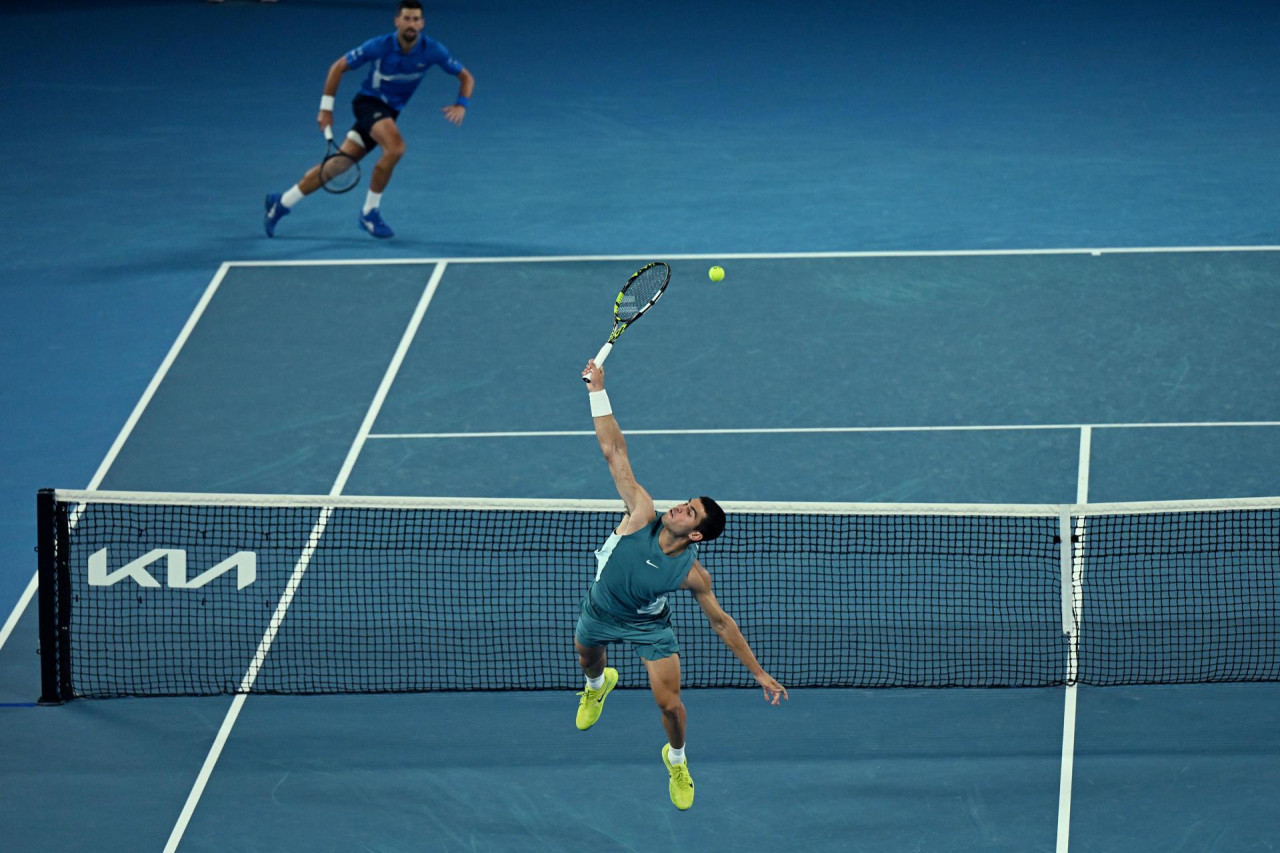 Novak Djokovic ante Carlos Alcaraz en el Abierto de Australia. Foto: EFE.