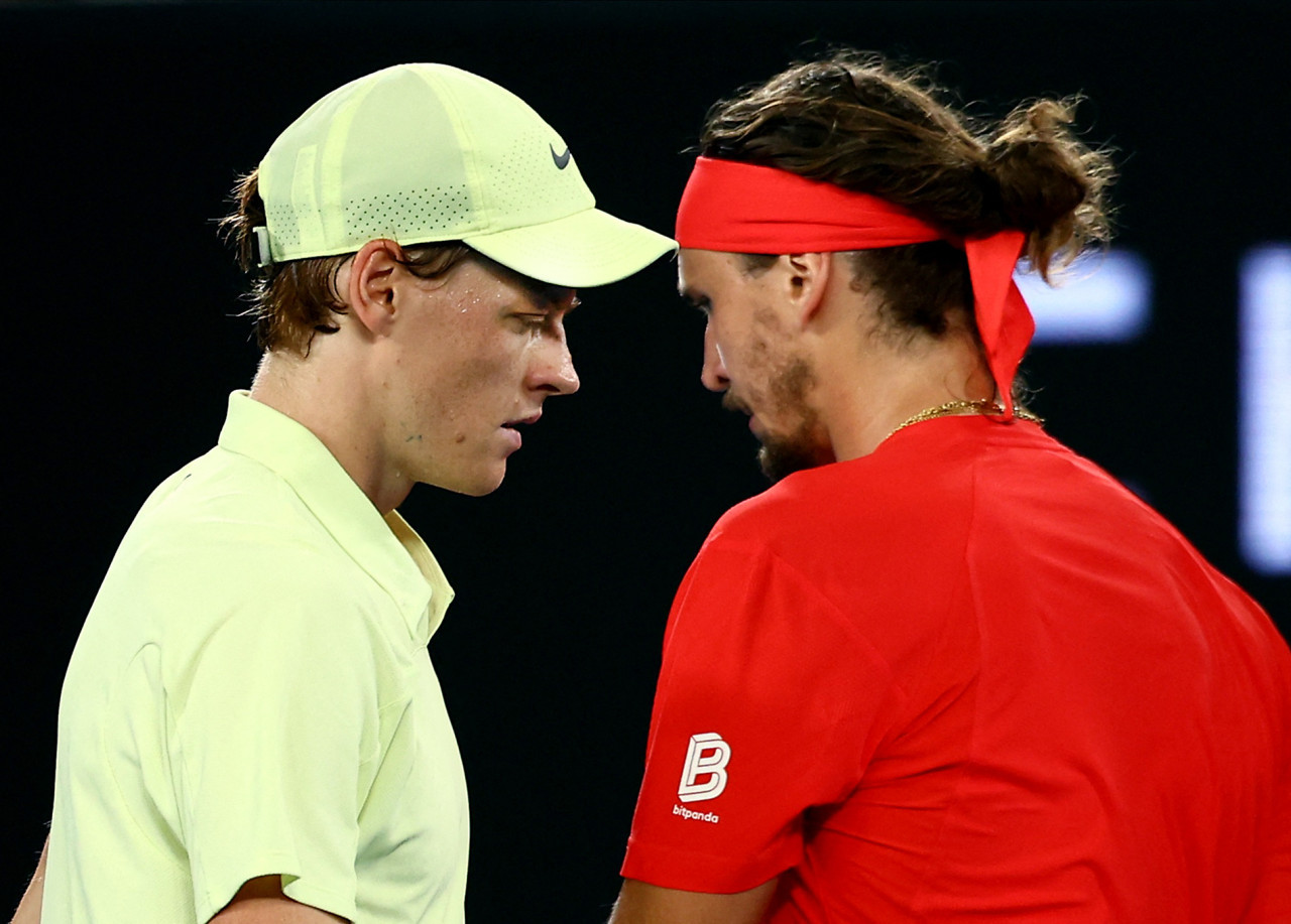 Jannik Sinner y Alexander Zverev. Foto: Reuters/Edgar Su.