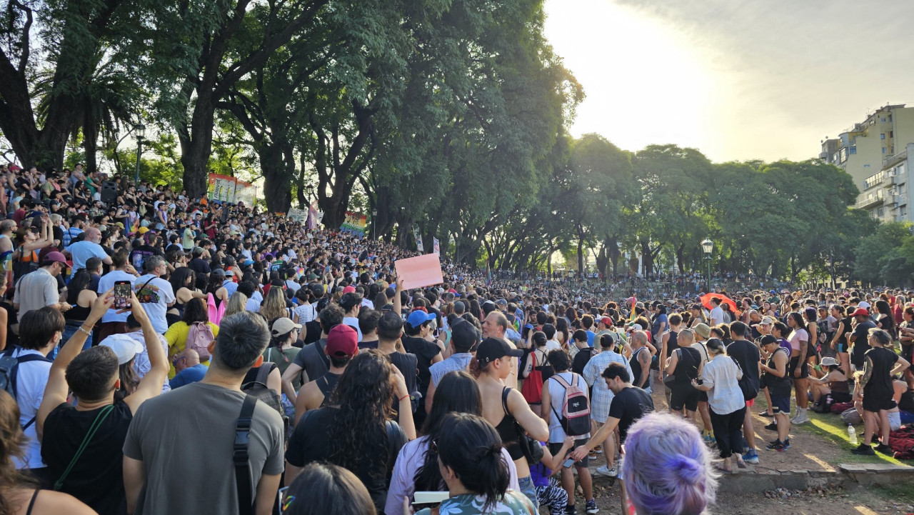 Asamblea Antifascista del colectivo LGBTQ+ en Plaza Lezama. Foto: X.