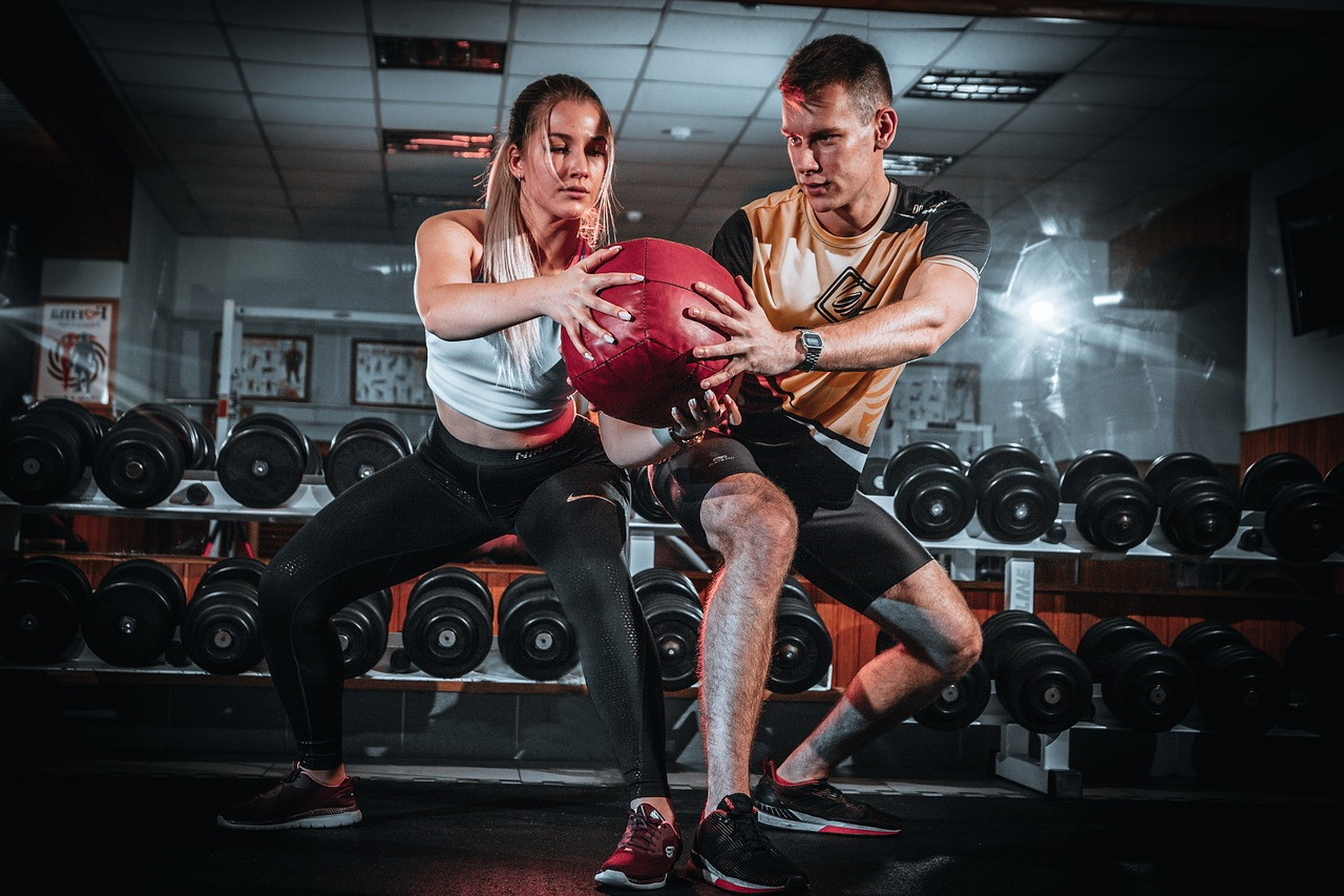 Actividad física, gimnasio, pareja. Foto: Pixabay.