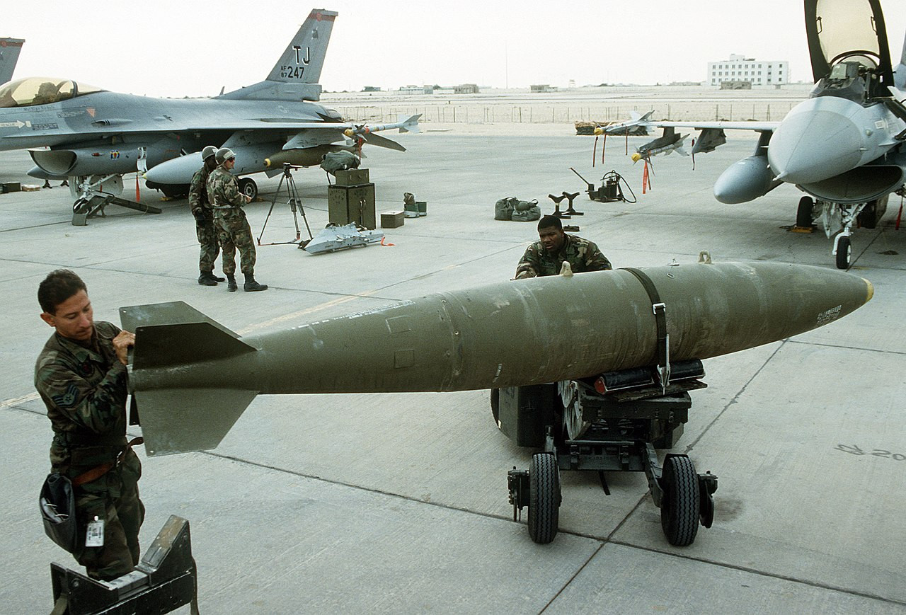 Bombas MarK-84 que EEUU envió a Israel. Foto: Wikipedia