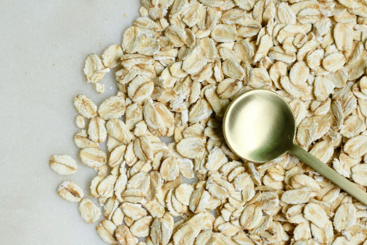 Harina de avena aporta energía y ayuda a controlar el colesterol. Foto: Unsplash.