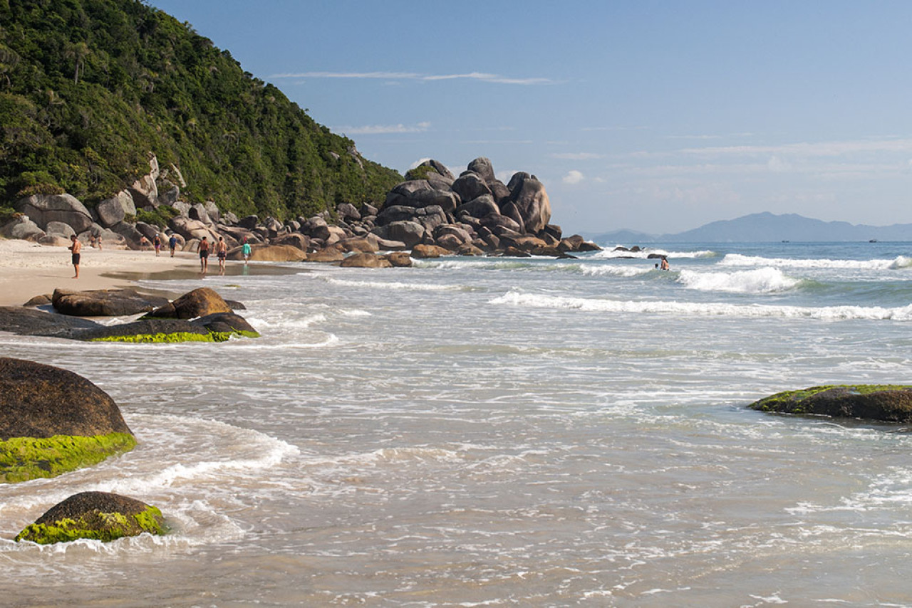 Praia das Palmas, en Governador Celso Ramos, Brasil. Foto: lugardeviajes.com.