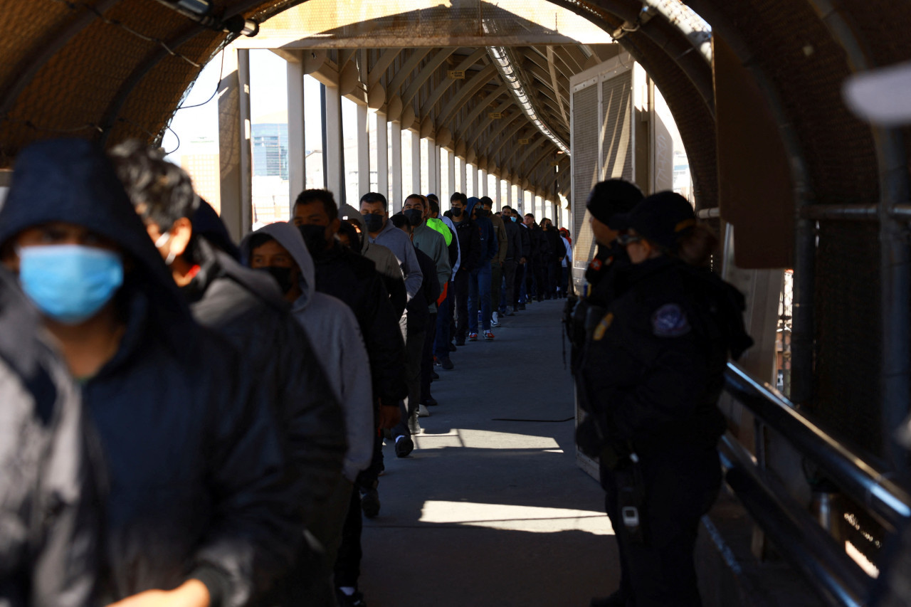 Migrantes hacen fila para salir de Estados Unidos hacia México. Foto: Reuters/Jose Luis Gonzalez