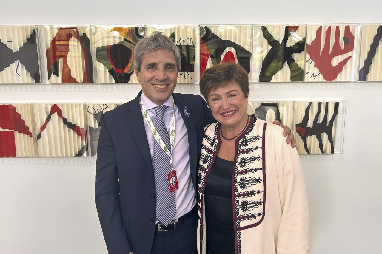 Luis Caputo junto a Kristalina Georgieva, directora del FMI. Foto: archivo NA