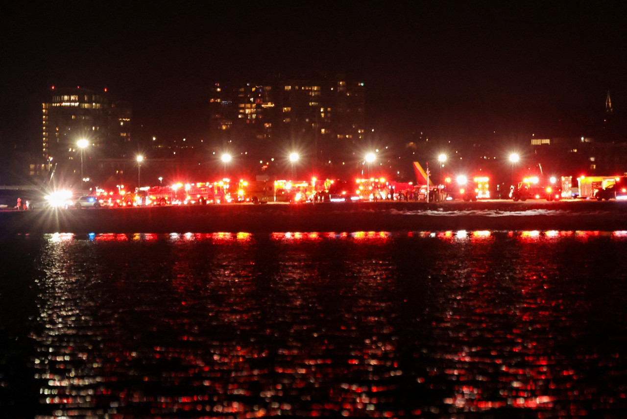 Operativo de rescate tras choque entre un avión y un helicóptero en Estados Unidos. Foto: Reuters/Carlos Barria.