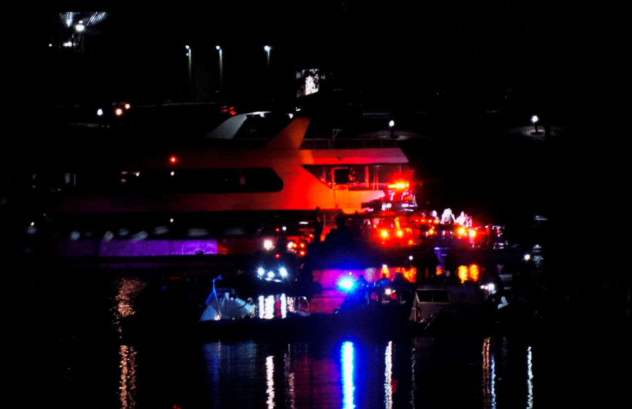 Operativo de rescate tras choque entre un avión y un helicóptero en Estados Unidos. Foto: Reuters/Ken Cedeno.