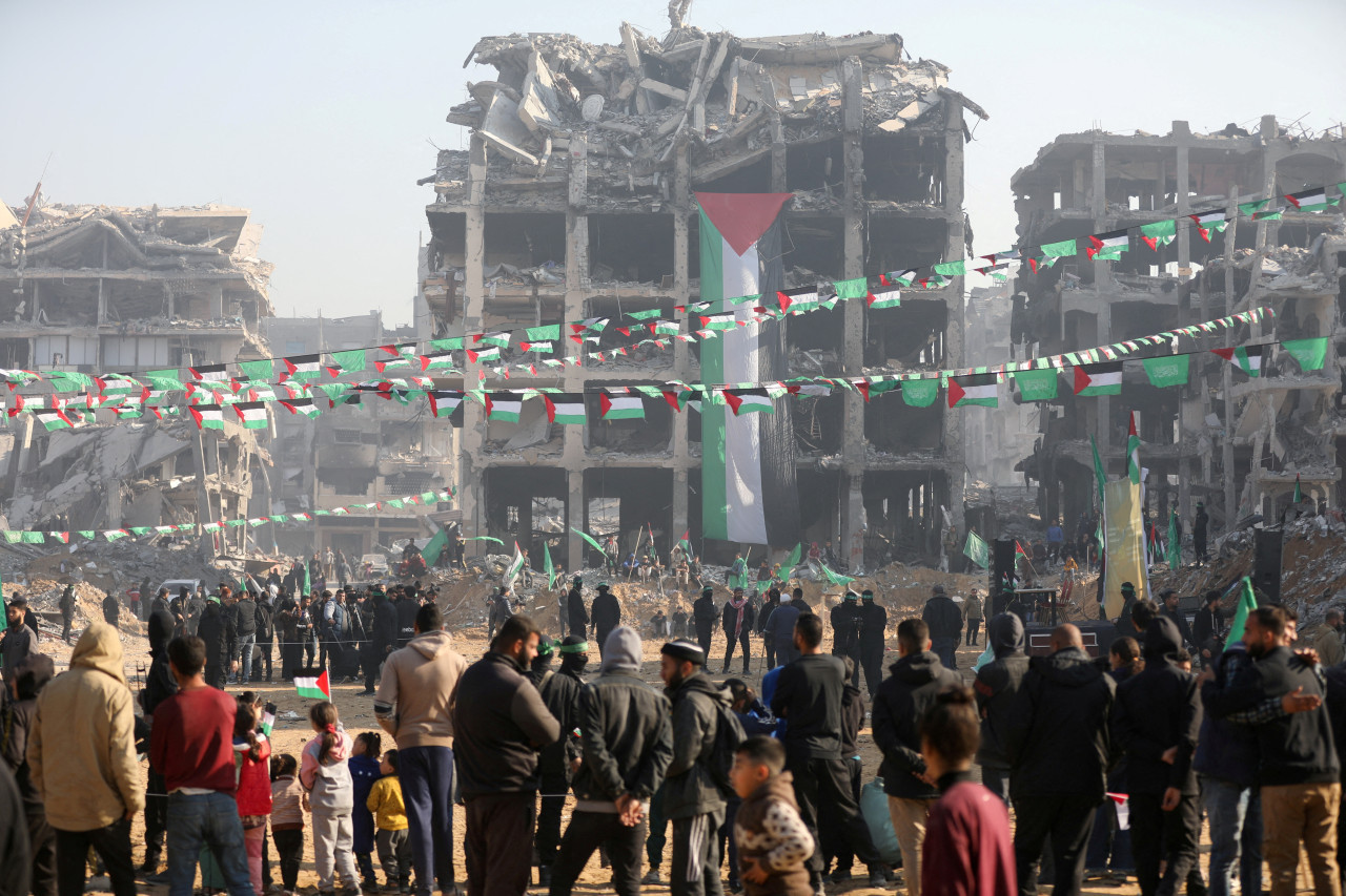 La soldado israelí Agam Berger fue liberada por militantes palestinos de Hamás, en el marco de un alto el fuego y un acuerdo de intercambio de rehenes. Foto: REUTERS/Mahmoud Issa.