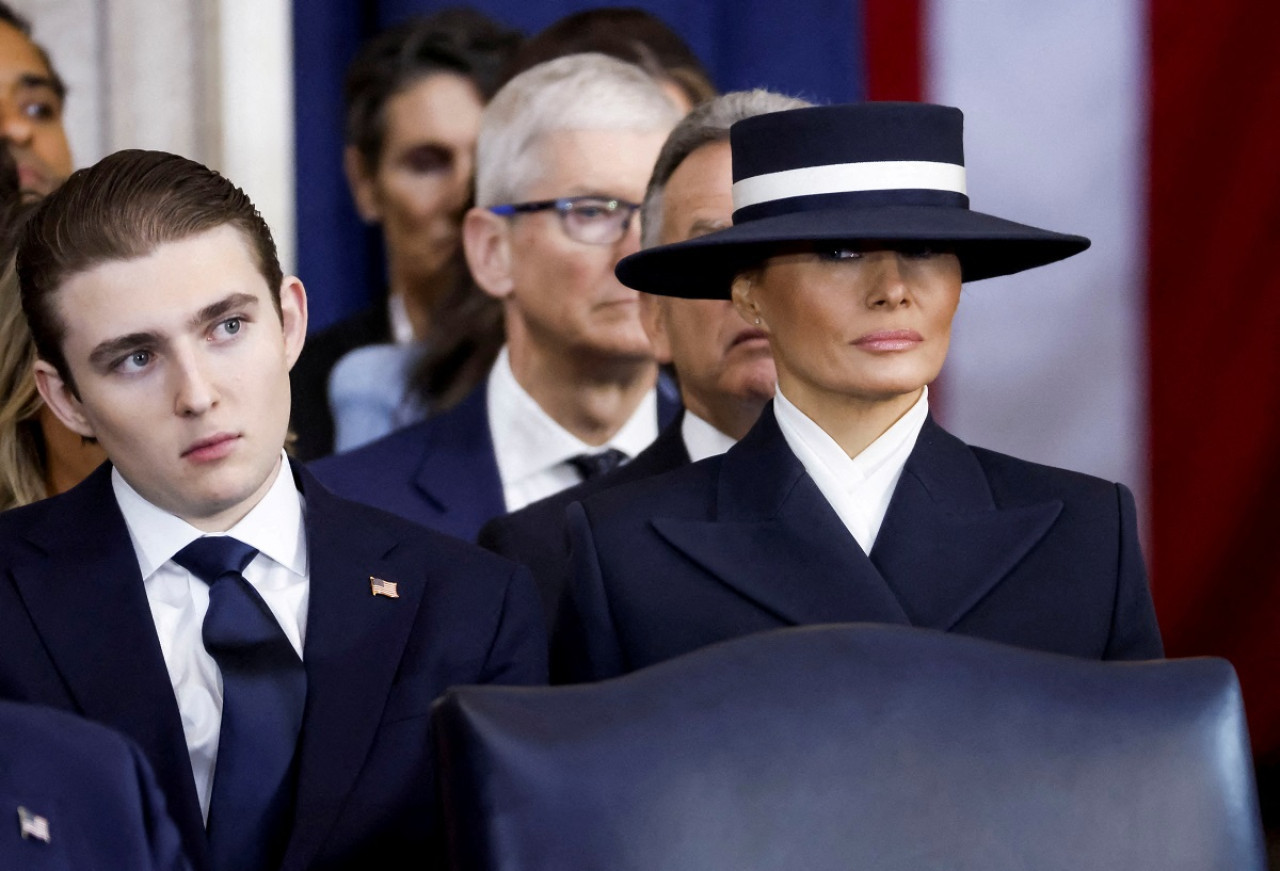 Barron junto a Melania Trump. Foto: Reuters (Shawn Thew)