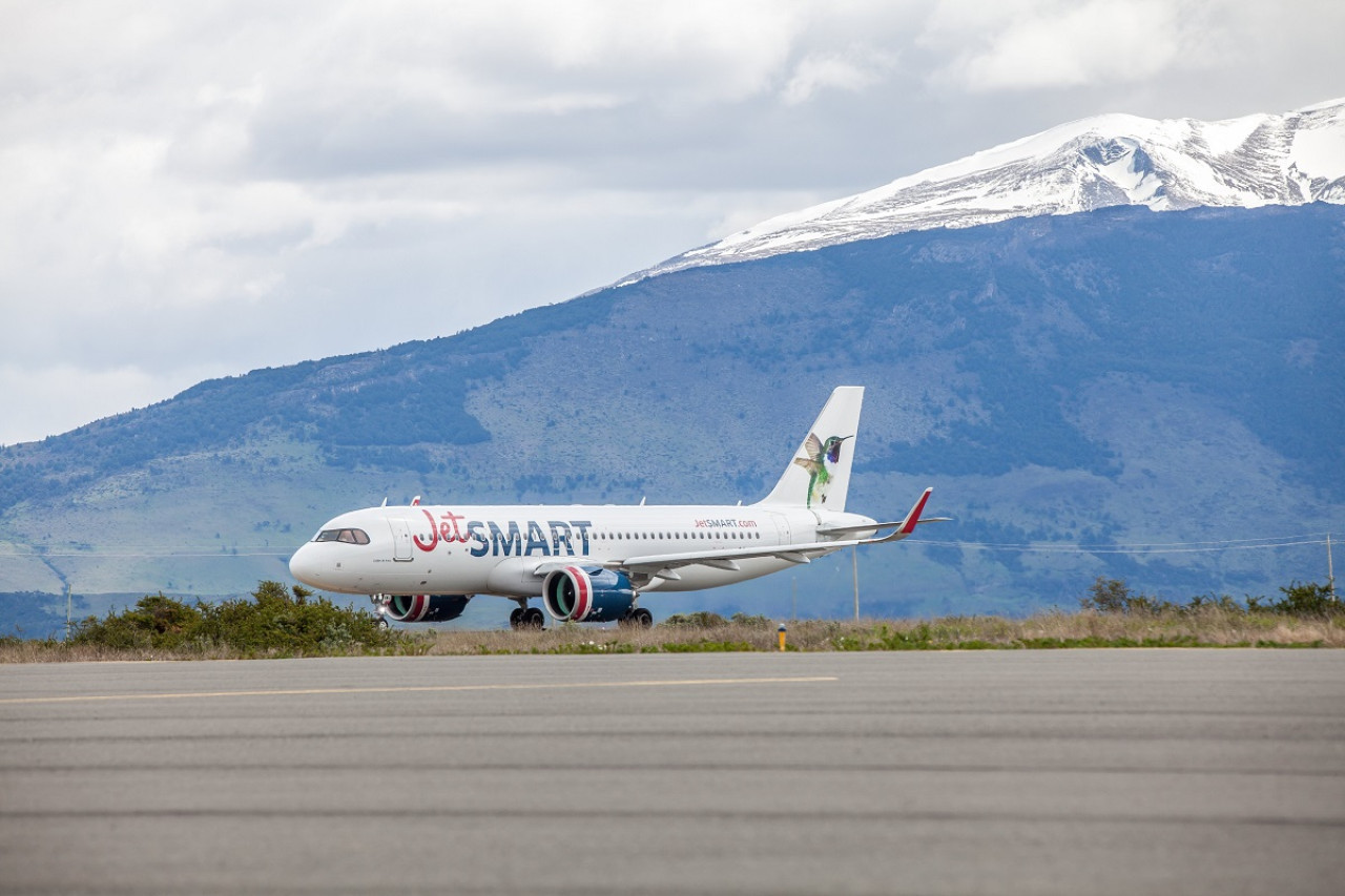 Avión de la aerolínea low cost JetSmart. Foto: X @VuelaJetSMART.