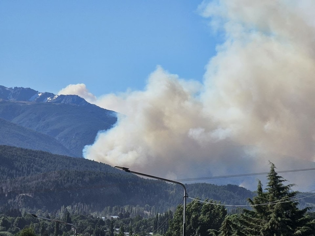 Fuerte incendio en El Bolsón. Foto: Municipalidad de El Bolsón.