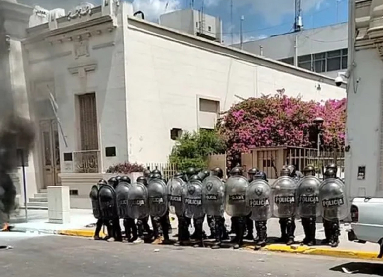 La Policía en la Municipalidad de Moreno. Foto: NA