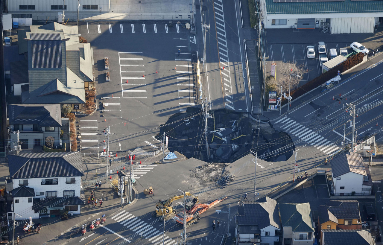 Cráter gigante en plena calle de Japón. Foto: REUTERS.