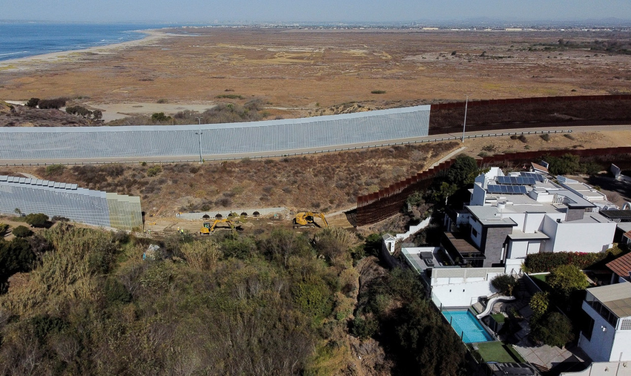 Donald Trump ordenó retomar la construcción del muro fronterizo en Tijuana. Foto: Reuters/Jorge Duenes