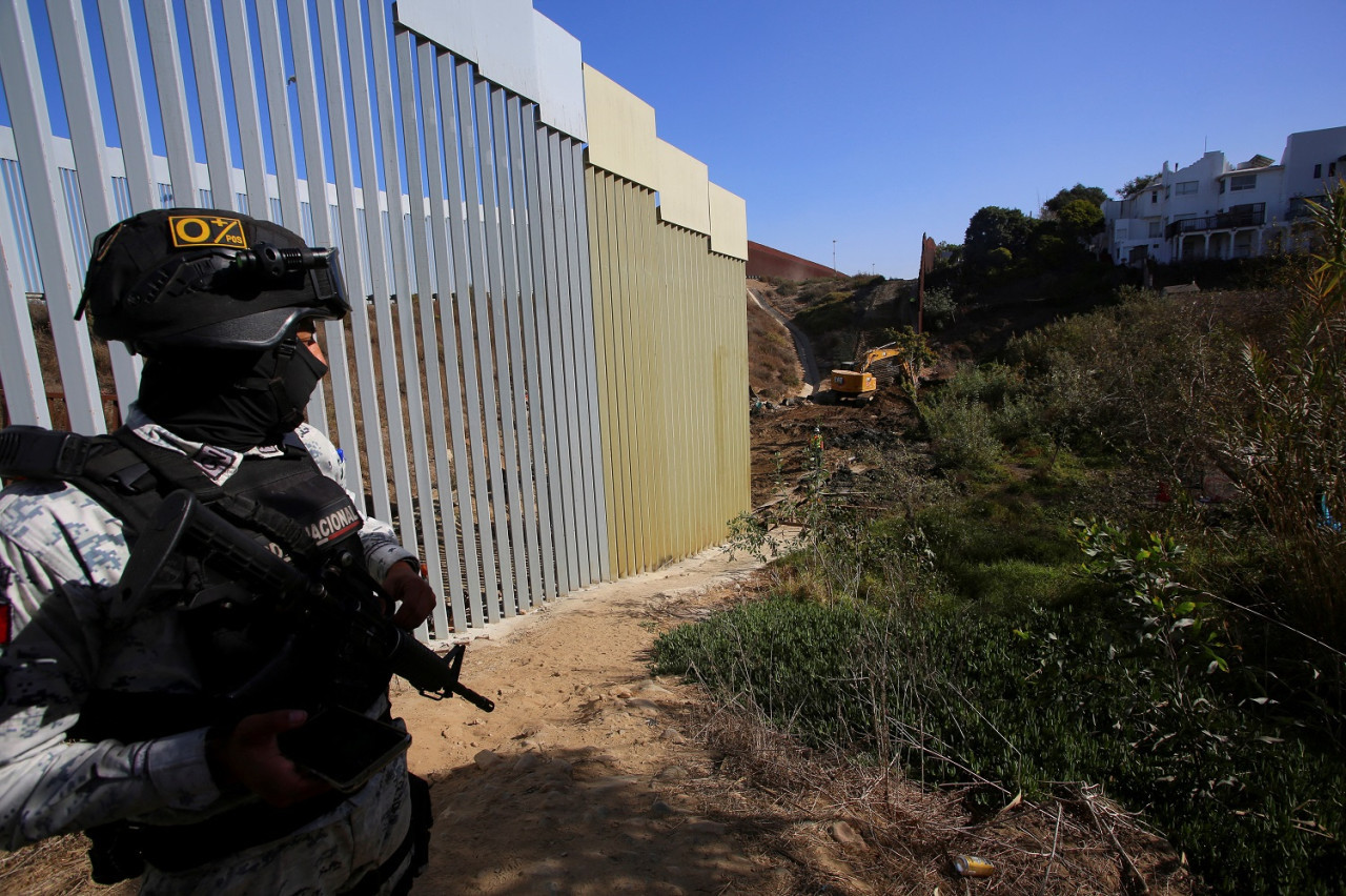 Donald Trump Ordenando la Construcción del Muro Fronterizo en Tijuana. FOTO: Reuters/Jorge Dunes