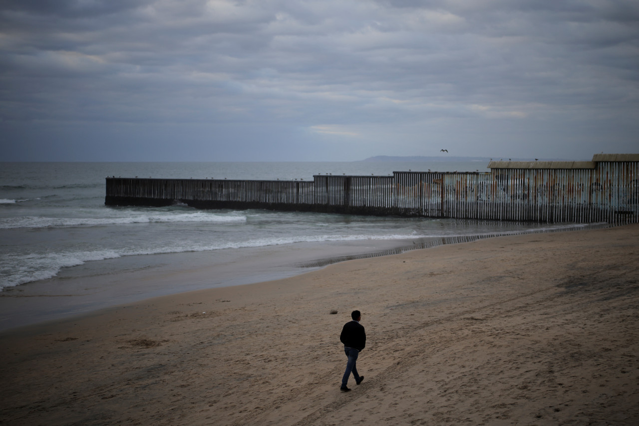 Donald Trump ordenó retomar la construcción del muro fronterizo en Tijuana. Foto: Reuters/Daniel Cole