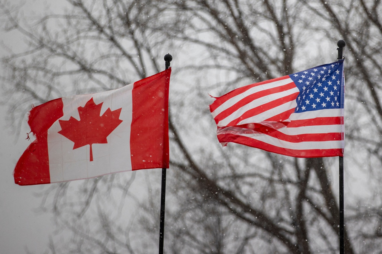 Banderas de Canadá y Estados Unidos. Foto: Reuters/Carlos Osorio