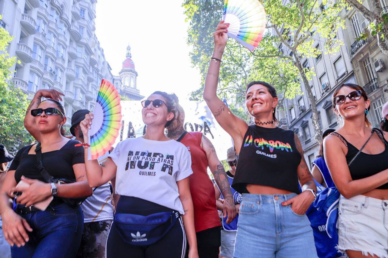 Mayra Mendoza en la Marcha Federa. Antifascista/Antirracista.