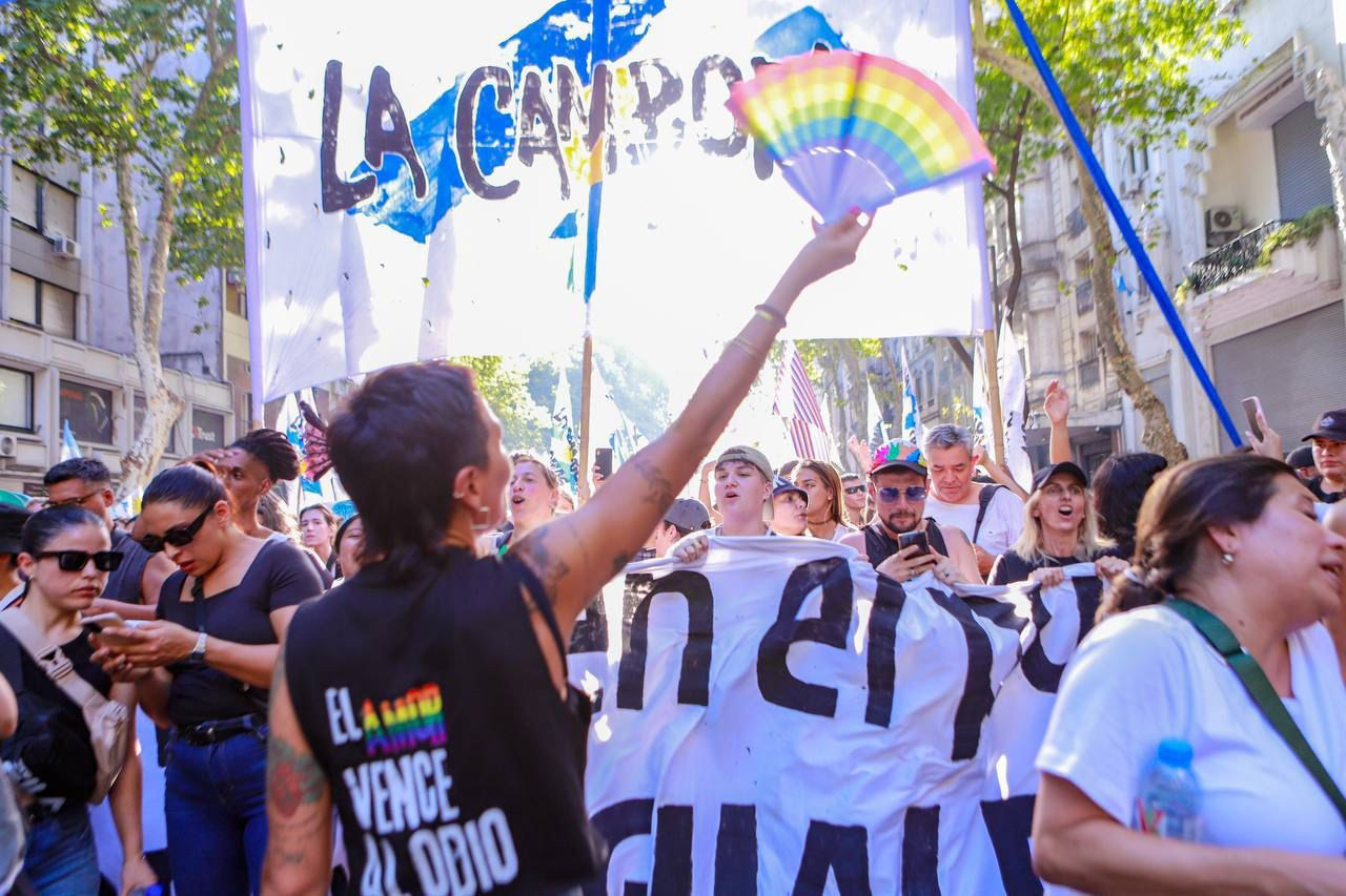 Mayra Mendoza en la Marcha Federa. Antifascista/Antirracista.