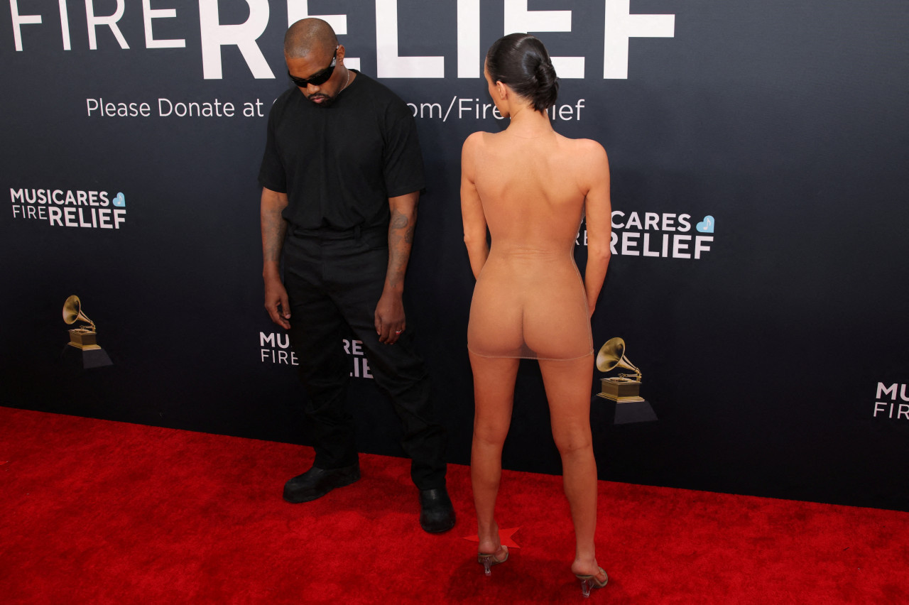 Kanye West y su esposa Bianca Censori en los Premios Grammy. Foto: REUTERS/Daniel Cole