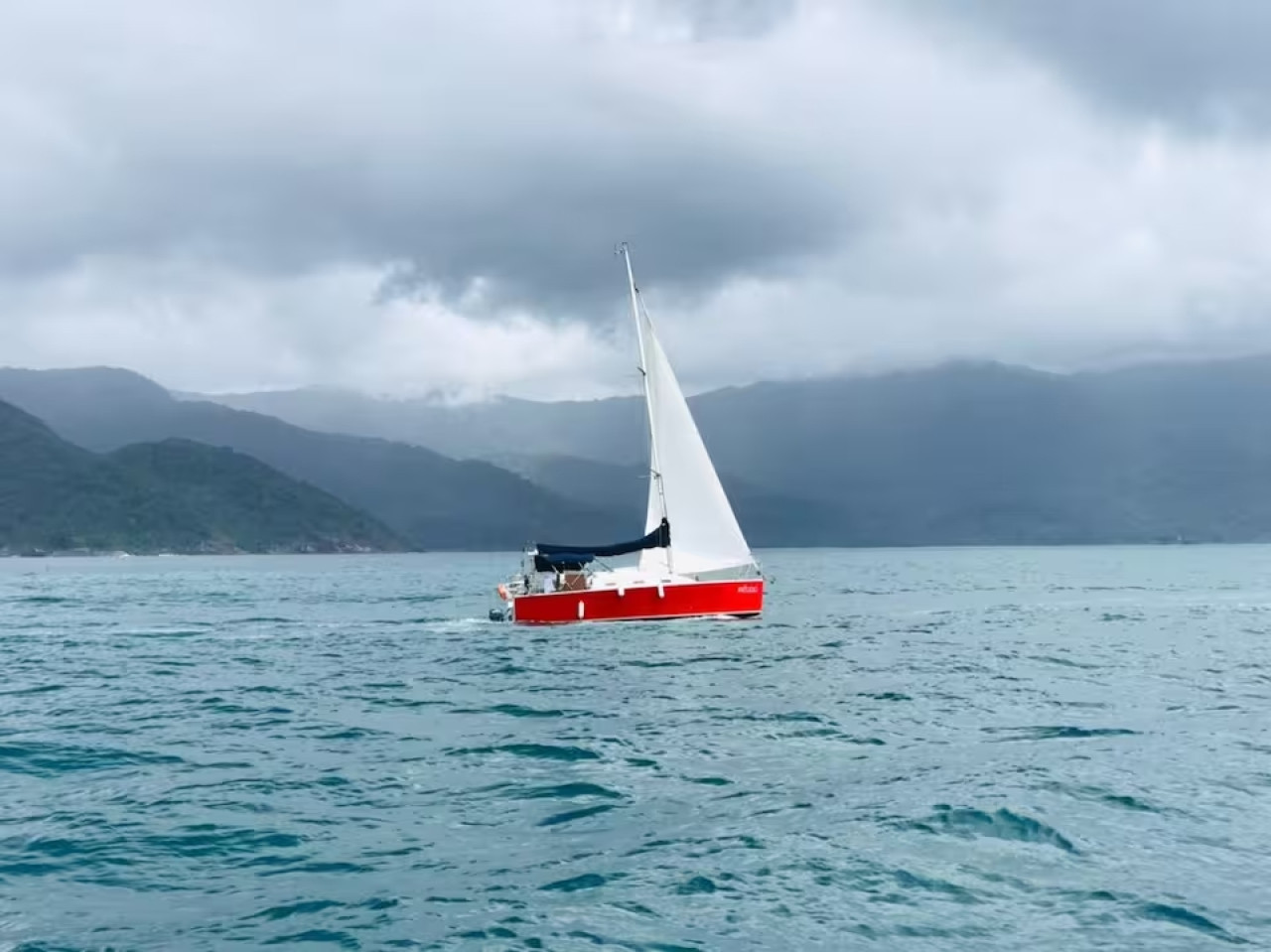 Dormir en barco en las playas de Brasil. Foto AIRBNB