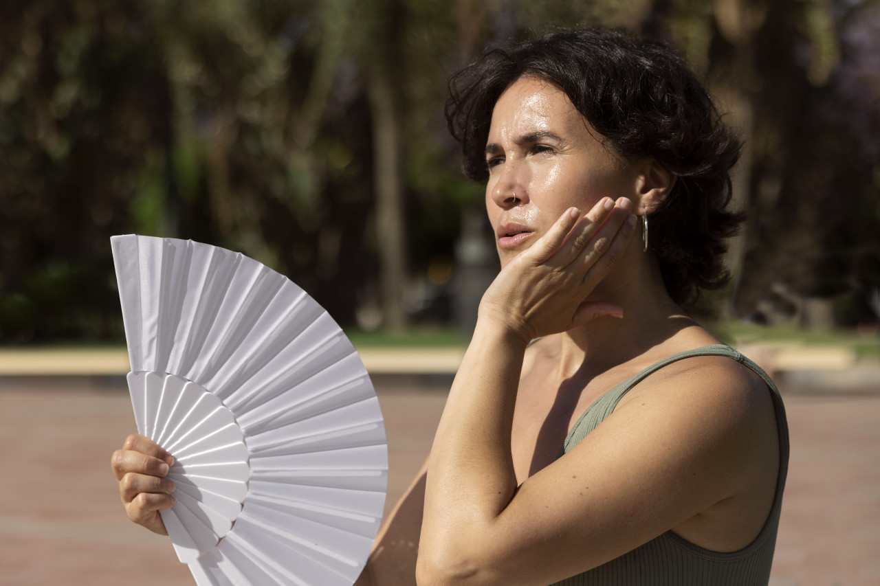 Mujer sufriendo por el calor. Foto: Freepik