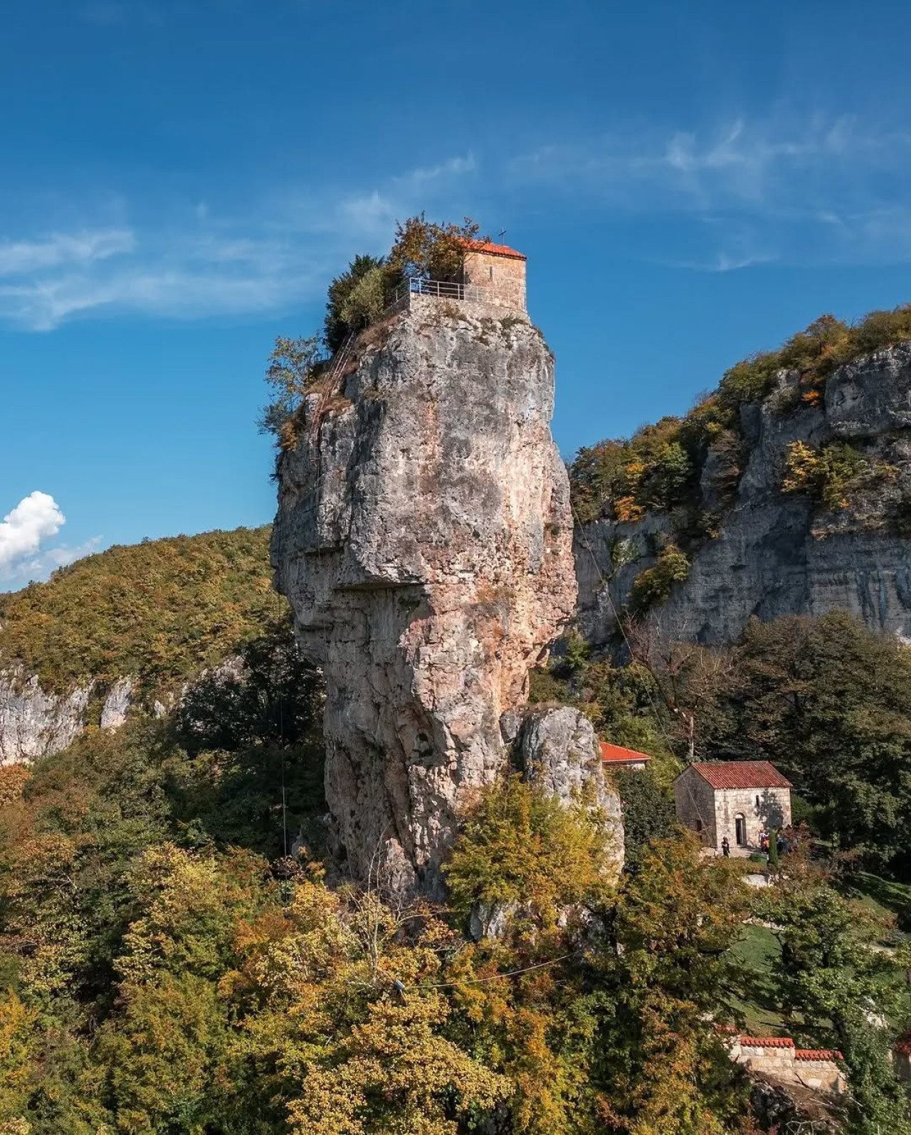 Pilar de Katskhi, Georgia. Foto Instagram @georgiavlog