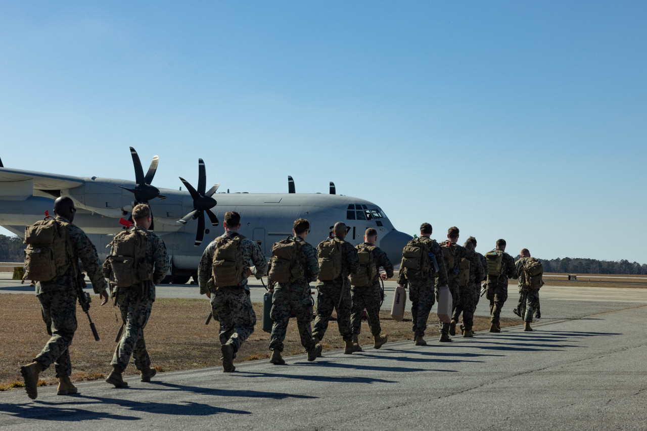 Marines estadounidenses parten para apoyar la retención de migrantes en Guantánamo. Foto: Reuters.