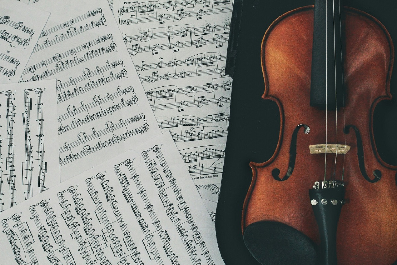 Violín; instrumento musical. Foto: Unsplash.