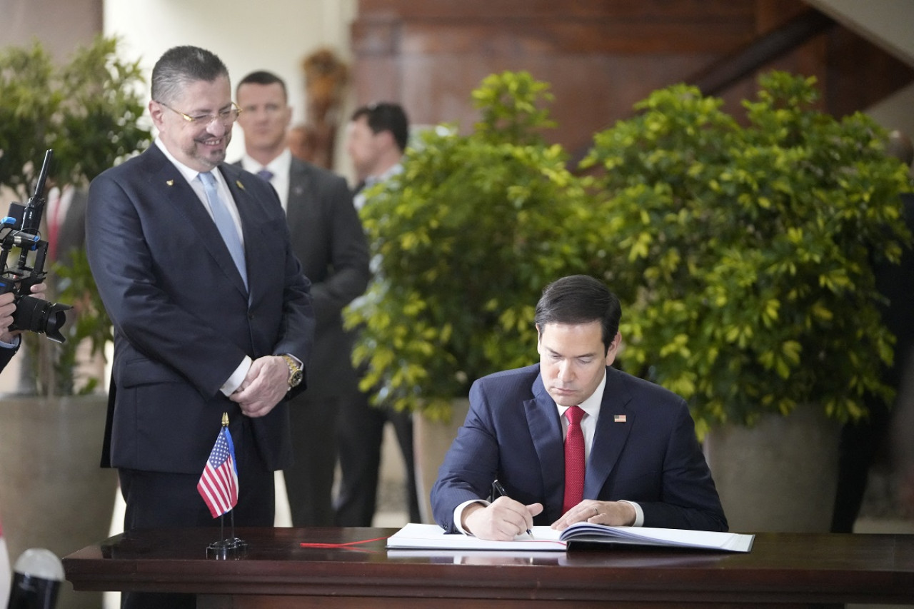 Marco Rubio con Rodrigo Chaves durante su visita a Costa Rica. Foto: Reuters (Mark Schiefelbein)