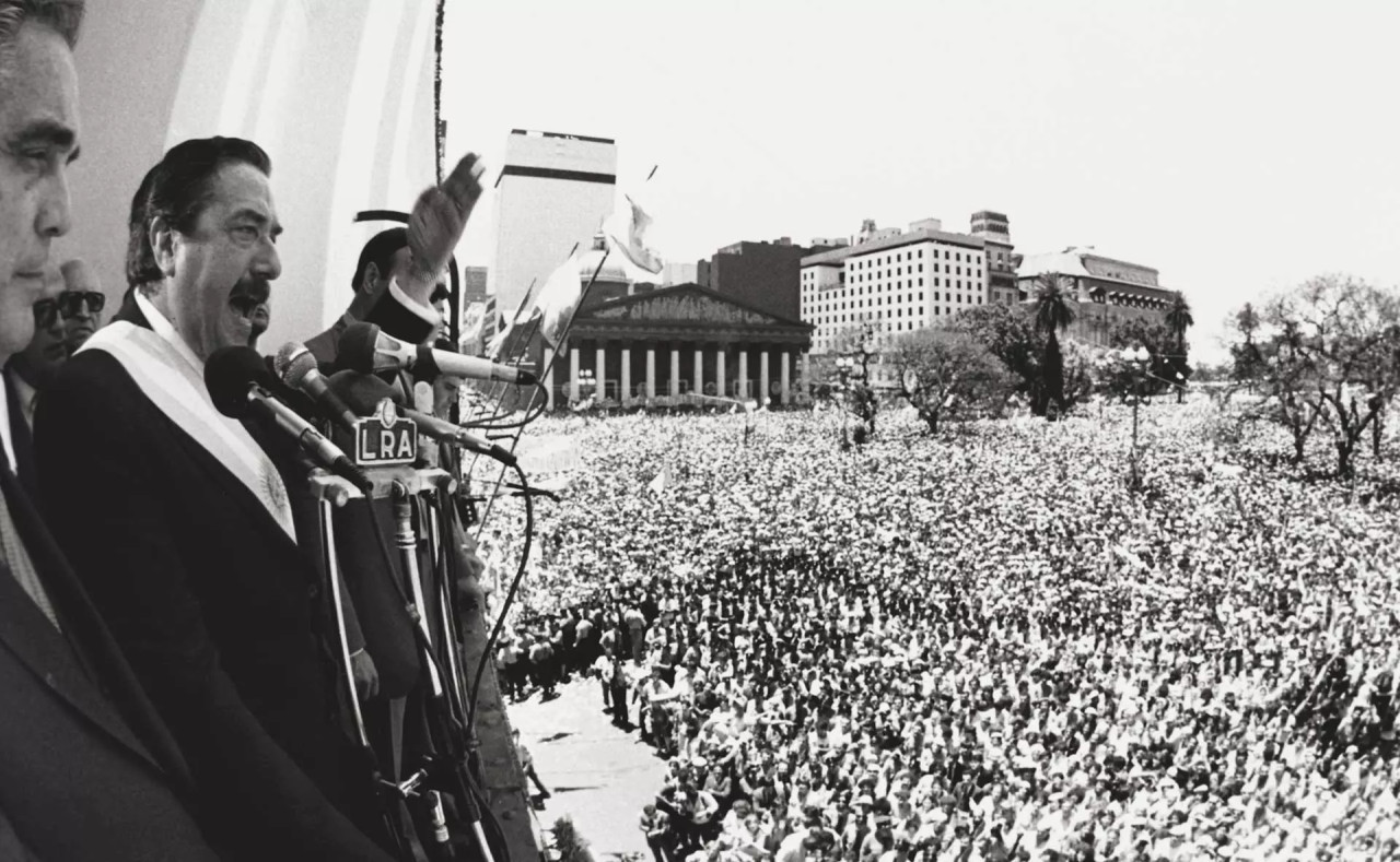 Alfonsín, frente a la Plaza de Mayo, con el retorno democrático consumado. Foto: Víctor Bugge.