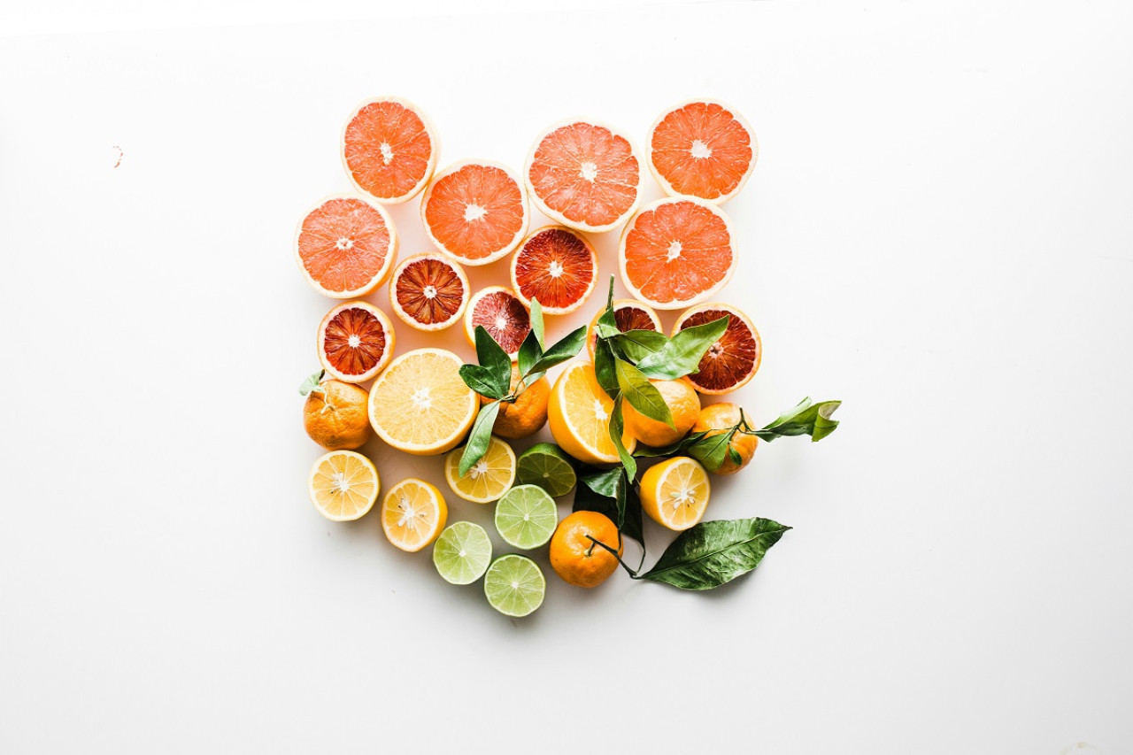 Frutas; naranja; pomelo. Foto: Unsplash.