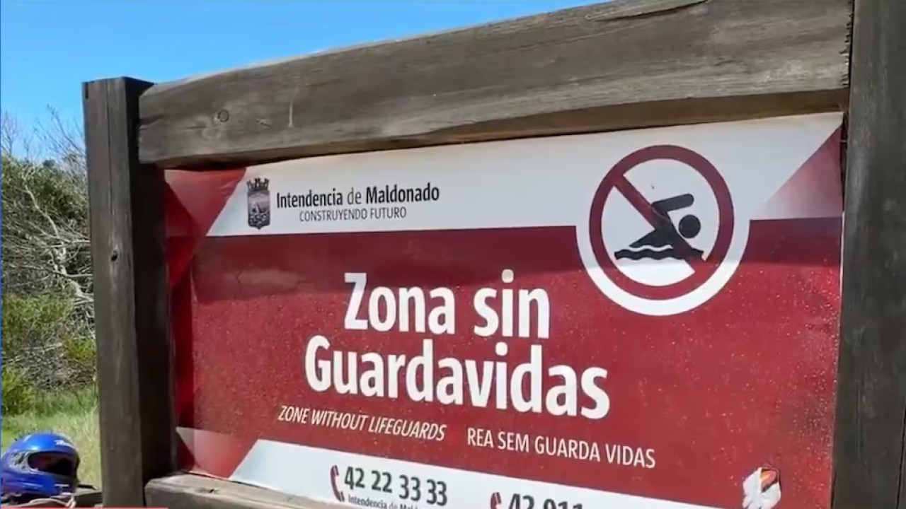 Cartel de Punta del Este señala la zona sin guardavidas. Fuente: Gentileza  Telemundo Canal 12